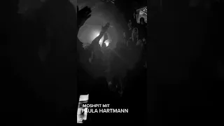 Paula Hartmann im Moshpit bei "Unsere letzte Nacht" Live in Bremen 2023