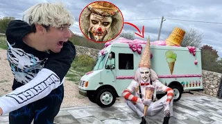 ABBIAMO AVVISTATO IL MOSTRO DEI GELATI NEL PARCO GIOCHI…😰 *stiamo scappando*