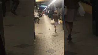 Fun in the New York subway / Приколы в метро Нью Йорка