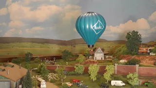 Heißluftballon über Modelleisenbahn