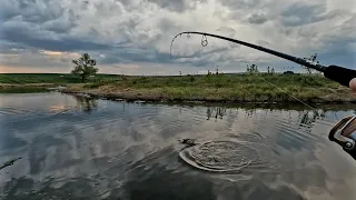 Щуки вылетают из воды за этой приманкой. Ловля щуки в начале июня на поппер.