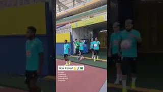jogadores da seleção brasileira chegando no treino