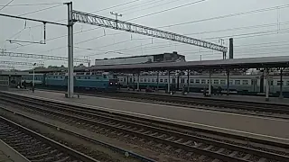 Электровоз ЧС8 с пассажирским поездом прибывает на станцию Конотоп