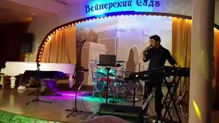 Азиз Кадыров на сцене мюзик-холла «Вейнерский Садъ»