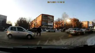 Дед перебегает дорогу в неположенном месте