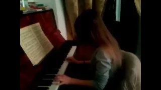 девушка играет мелодию из хатико на пианино...это просто шикарно