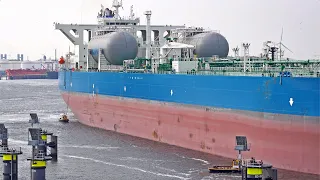 MOORING OPERATION WITH A 330m SUPERTANKER - 4K SHIPSPOTTING PORT OF ROTTERDAM NETHERLANDS 2023