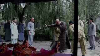 Kung Fu Movie! The bully harasses a girl, but encounters a kung fu expert and retreats in seconds!