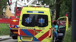 PRIO1 Aankomst Brandweer Hoogwerker 25-5151 en Ambulance voor een medisch incident in Lelystad