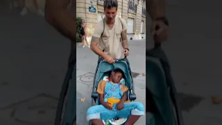 Bruno Gagliasso leva filho Bless em carrinho de bebê de Zyan e web crítica  'menino grande'