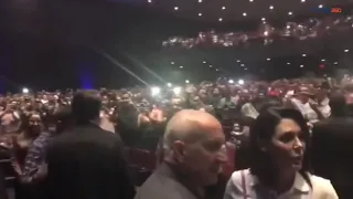 Bolsonaro vai a show de comédia em Brasília