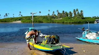 Pescador se preparando para pescar em Barra do Maxaranguape