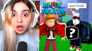 ENCONTREI um PLAYER HUMILDE e ELE ME DEU ESSA FRUTA no BLOX FRUITS...