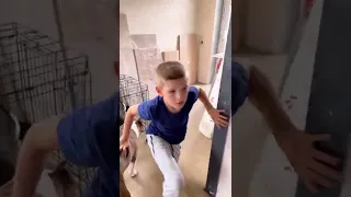 Закрыла своего брата в клетке..😱🤦‍♂️😳