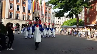 Neusser Schützenfest 2019 - Aufmarsch des Schützenregiments auf dem Markt am 25. August 2019