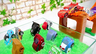 Various Cars minicars run down Tomica's sloping hill and jump into the jellied water!
