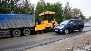 Так странно что у нас плохие дороги. Укладка асфальта во время дождя