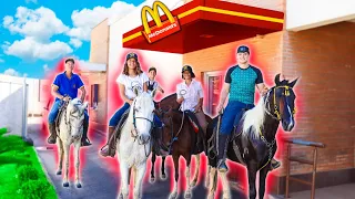 CAVALOS INVADEM o MC DONALD’S