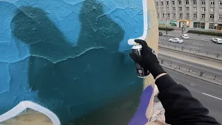 Rooftop Walkers : Double Colored Strike On Gray Walls