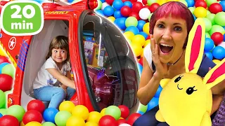 El peluche Lucky, Bianca y su mamá jugando en un parque de atracciones. Videos divertidos para niños