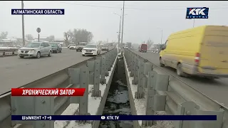 Развязка возле рынка «Алтын Орда» не спасла от пробок