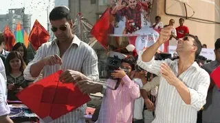 Akshay Kumar Celebrates Makar Sankranti with His Daughter Nitara 2019 | Flying Kite