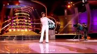 Jo ( Ioana Anuța ) se transforma in Joe Dassin - "Taka Takata" - Te cunosc de undeva