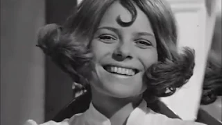 France Gall présente des perruques (1967)