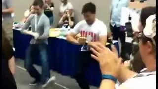 Jacksepticeye and markiplier dancing at Indy pop con