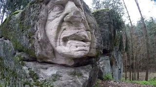 „Sochy ve skalách“. - Statuen in den Felsen