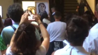 Firenze, l'aggressione a Marina Abramovic: un uomo le spacca un quadro in testa