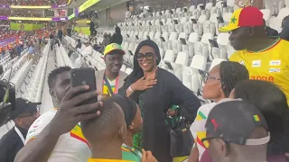 MARIEME FAYE SALL EN TOUTE COMPLICITE AVEC LES SUPPORTERS SENEGALAIS