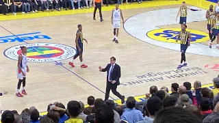 Tezahüratlara dayanamayan Ergin Ataman, maç bitmeden salonu terk ediyor 🖐️