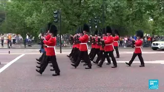 Au palais de Buckingham, première relève de la garde depuis le début de la pandémie