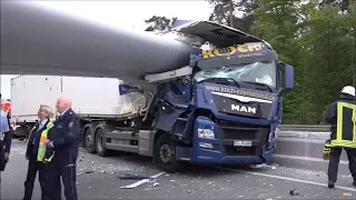 TERRIBLE TRUCK CRASH COMPILATION 2018