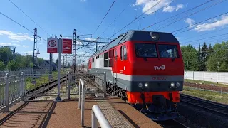 Тепловоз ТЭП70БС-332 с необычным поездом проследует станцию Чудово-Московское!