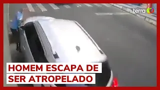 Homem escapa por muito pouco de ser atropelado por carro desgovernado no Espírito Santo