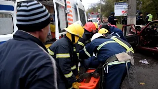 Рятувальники деблокували жінку, яку затиснуло в автомобілі при ДТП