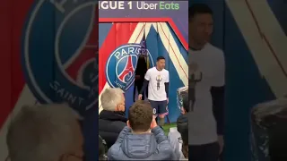 LIONEL MESSI PRESENTS HIS 7TH BALLON D'OR TO PSG FANS