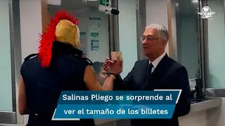 Ricardo Salinas se sorprende de los billetes de $20; los “conoce” con el Escorpión Dorado