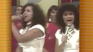 Leide e Laura cantam "Minha culpa" no Clube do Bolinha (1993)