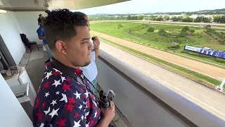 Robert Sánchez narrando en el Hipódromo Camarero de Puerto Rico