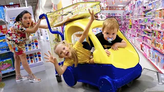 Как с мамой делают покупки в магазине игрушек - shopping in Toy store