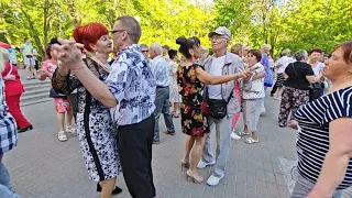 1.05.24г..."Дым Кольцами"... гр. Курнуц... звучит на танцполе в Гомельском парке...