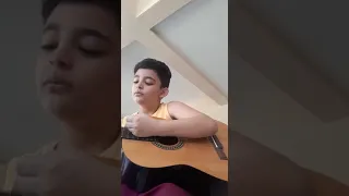 Tocando la belle do jour no violão.