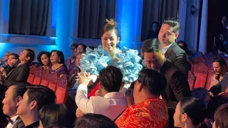 Puka đưa tay cho Gin Tuấn Kiệt nắm chặt lúc lên sân khấu nhận giải Nữ diễn viên tại Ngôi Sao Xanh