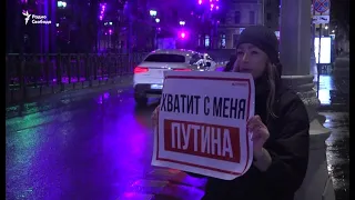 "Посигналь, если против Путина!". Активисты окружили Кремль