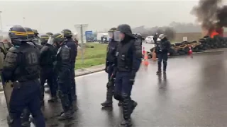 Les gilets jaunes évacuent l'accès d'un site Airbus près de Toulouse