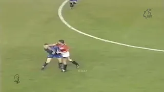 Roy Keane punches Jan Fjortoft (Middlesbrough) and RED CARD