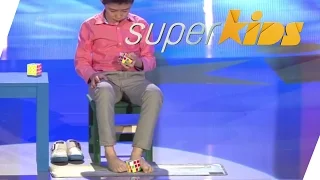 Solving a rubix cube BLINDFOLDED with FEET | Jianyu Que | Superkids